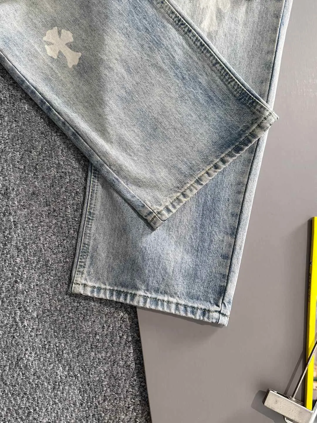 🅿️400 Croixin 2025 new summer loose jeans straight trousers, the trend in the trend! Many fashion bloggers control the upper body. The water is woven from imported Japanese Denim plain cotton denim fabric. It has three standards, is soft, delicate, comfortable and breathable. The color has a modern and fashionable vicissitudes. The upper body is versatile and fashionable! Light luxury, a must-have item for daily commuting! Code number: 28-38 (please state your height and weight when placing an order)